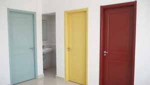 أبواب غرف متنوعة في شقة سكنية مطلية بتقنيات صبغ أبواب لاكر وناري