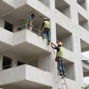 أعمال صيانة وترميم لمبنى في الكويت