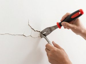 إزالة التشققات ومعالجة الخرّير في جدار منزل كويتي