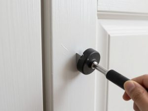 اختبار مقاومة الخدوش على باب مطلي بتقنية صبغ أبواب لاكر وناري مقاومة للخدوش