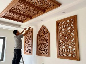 تركيب ديكورات خشبية للجدران والأسقف في الكويت