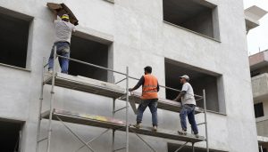 ترميم واجهة مبنى في الكويت - عمال يقومون بتجديد واجهة خارجية - شركة ترميم الكويت