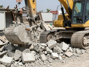 تكسير خرسانة باستخدام معدات متخصصة بواسطة معلم تكسير