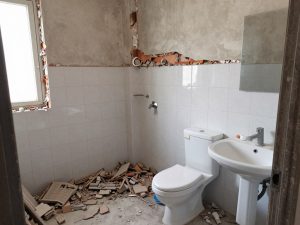 تكسير وتجديد حمام قديم بواسطة معلم تكسير في الكويت