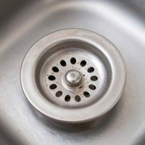 تنظيف مصافي البالوعات في صيانة السباكة تنظيف مصافي البالوعات في صيانة السباكة