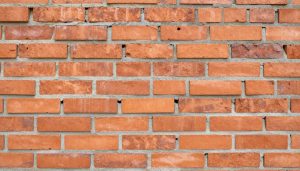 جدار طابوق عالي الجودة يظهر الدقة والإتقان في العمل