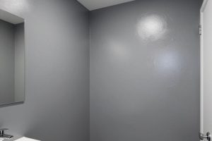 حمام عصري مطلي بصبغ لامع مقاوم للرطوبة