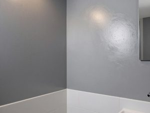 دهان لامع مقاوم للرطوبة مطبق على جدران الحمام