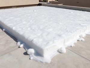 رش عازل اسطح فوم على سطح مبنى