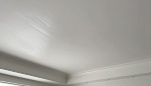 سقف مطلي بصبغ لامع يعكس الضوء ويضفي فخامة على الغرفة