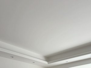 سقف مطلي بصبغ مطفي أبيض