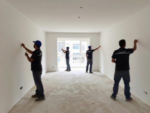 شركة ترميمات العارضية - عمال يقومون بأعمال ترميم احترافية