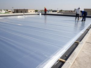 عازل حراري سعودي يتم تطبيقه على سطح منزل