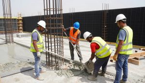 عمال بناء يطبقون أفضل الممارسات في بناء الهيكل الأسود