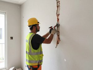 عملية تكسير جدران داخلية بواسطة معلم تكسير محترف