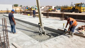 عملية صب الخرسانة لهيكل إنشائي في الكويت