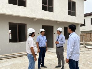 عميل يزور مشروع سابق لمقاول عام في الكويت للتحقق من جودة العمل