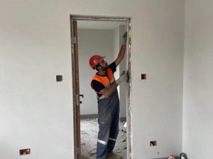 فتح فتحة باب جديدة في جدار بواسطة معلم تكسير