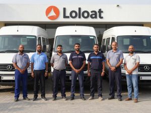 فريق لؤلؤة النجاح للصيانة يقف أمام سيارات الشركة في الكويت فريق لؤلؤة النجاح للصيانة يقف أمام سيارات الشركة في الكويت