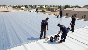 فريق مقاول عازل اسطح محترف يعمل على مشروع عزل كبير