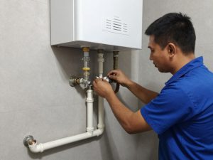 فني سباكة يقوم بترميم شبكة المياه في منزل بسعد العبدالله