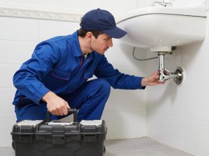 فني صحى حمامات ومطابخ يقدم خدمة طوارئ لإصلاح تسرب