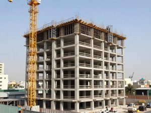 مبنى تجاري في مرحلة بناء الهيكل الإنشائي