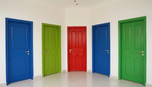 مجموعة أبواب متنوعة في فيلا سكنية مطلية باستخدام تقنية صبغ أبواب لاكر وناري
