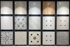 مجموعة متنوعة من أنواع السيراميك المختلفة بألوان وأشكال متعددة