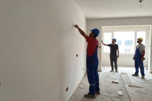 مقاول ترميم وتشطيب محترف يعمل في مشروع بمبارك الكبير