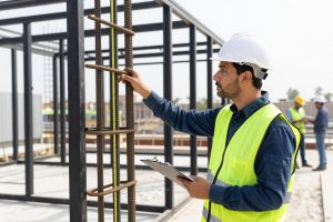 مهندس يقوم بفحص جودة الهيكل الأسود في موقع البناء