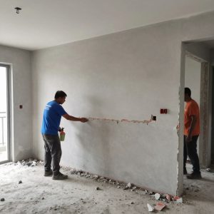 هدم جدران داخلية لتوسعة المساحة