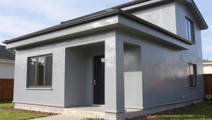 واجهة منزل مطلية بصبغ خارجي لامع يعكس أشعة الشمس