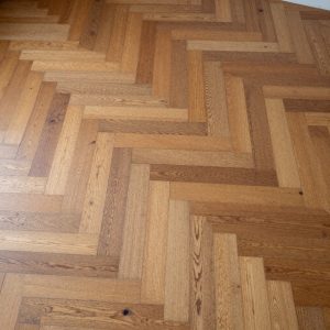 أرضية باركيه قديمة محافظة على جودتها