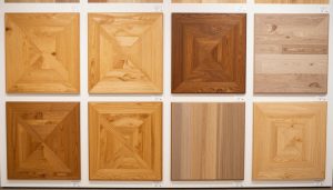 أنواع مختلفة من أرضيات الباركيه معروضة جنباً إلى جنب