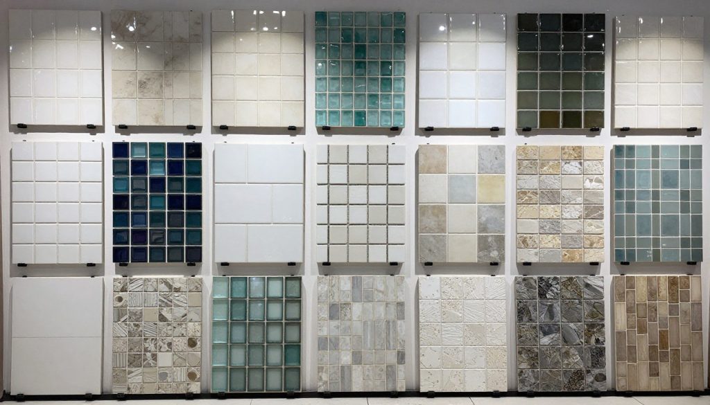 أنواع مختلفة من بلاط الموزاييك معروضة