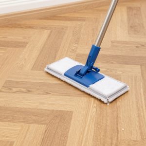 تنظيف سهل لأرضية باركيه