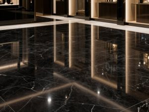 رخام أسود لامع مع انعكاسات واضحة