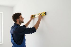 صباغ محترف يفحص جودة العمل بعناية