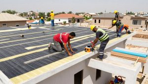 فريق عمل يطبق العزل على السطح