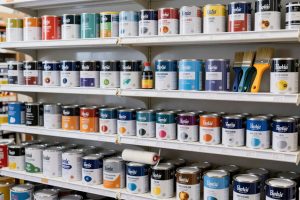 مجموعة متنوعة من علب الدهانات والمواد عالية الجودة